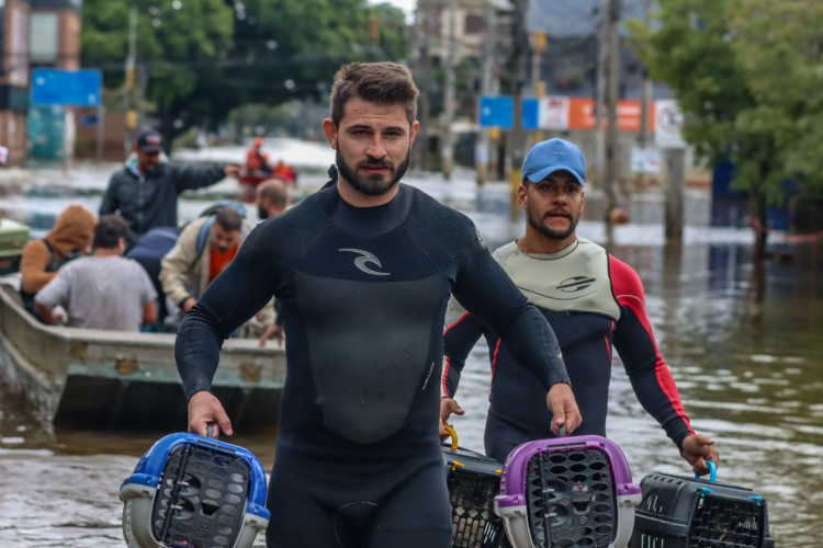 Voluntários mantêm resgates em áreas alagadas de Porto Alegre