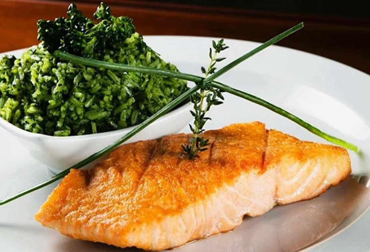  Salmão - Peixe típico de águas frias, é oriundo do Norte da  Europa, Ásia e América. Rico em proteínas e ômega-3, ajudando no bom funcionamento do cérebro, coração e sistema nervoso. Peixe valorizado, que tem textura e sabor suaves. Pode ser grelhado, as