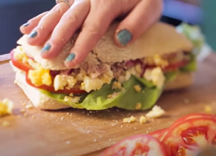 Vale destacar que o atum é muito usado no preparo de pastas e patês, sendo uma  ótima opção para sanduíches, combinando com alface e tomate. Assim, não é difícil introduzir o atum na dieta de crianças, por exemplo, pois ele se torna bastante atraente na l
