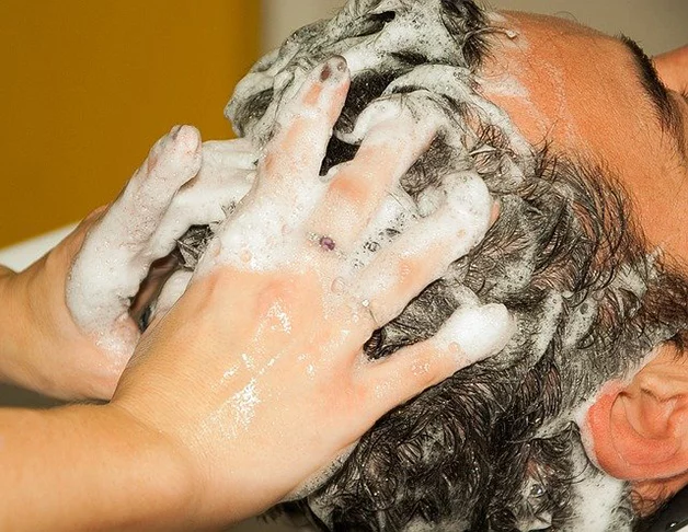 Um shampoo adequado pode ajudar a combater a seborreia, que causa a descamação do couro cabeludo. Após aplicar o produto, é importante fazer movimentos circulares de massagem na cabeça. 