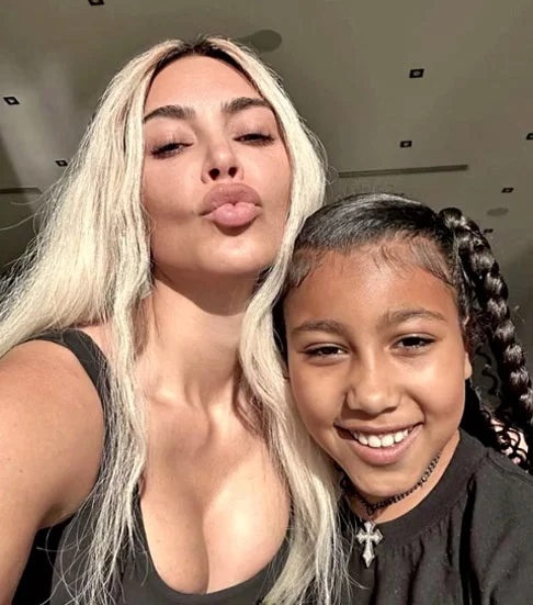 North West - Filha de Kim Kardashian e Kanye West. Em português significa Norte Oeste.