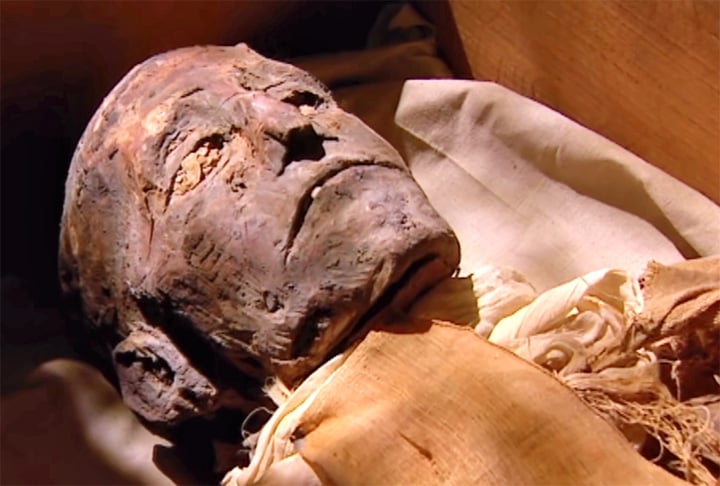 RAMSÉS II - Também chamado de O Grande, governou o Egito de 1303 a.C a 1213 a.C. Ramsés tinha 1,80m e morreu por volta dos 90 anos de idade. 