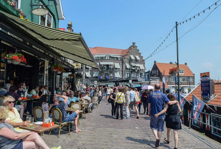 Países Baixos - Capital Amsterdã: 821 mil habitantes.  