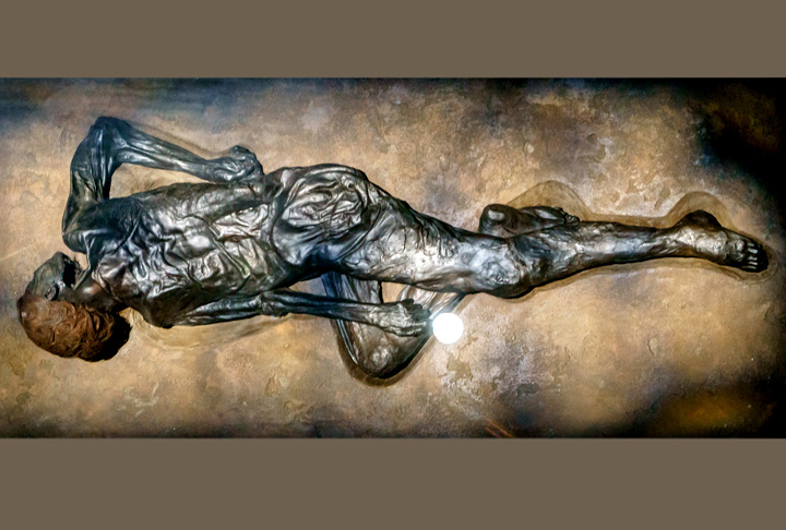 HOMEM DE GRAUBALLE - Descoberto na primeira metade do século 20, chama atenção pelos cabelos ruivos. Viveu há mais de 2 mil anos e tinha cerca de 20 quando morreu, provavelmente em ritual de sacrifício. Tinha corte profundo no pescoço.