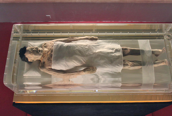 XIN ZHUI - O corpo desta senhora chinesa, de 168 a.C, foi sepultado em túmulo com argila, preenchido com fluido de embalsamento, o que permitiu que a múmia ficasse até com os membros flexíveis, pele macia e cabeça cheia de cabelos. Encontrada em 1971. 