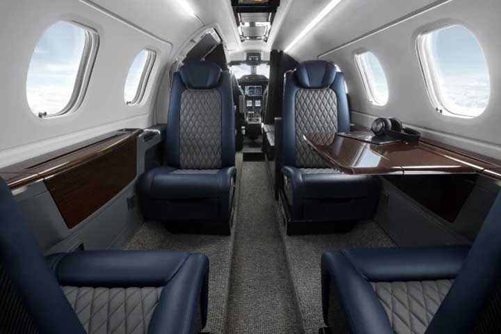 O conforto dos assentos, com reclinação e capacidade de movimento total, é reforçado pela melhor pressurização entre os jatos leves (altitude máxima da cabine de 6.600 pés).