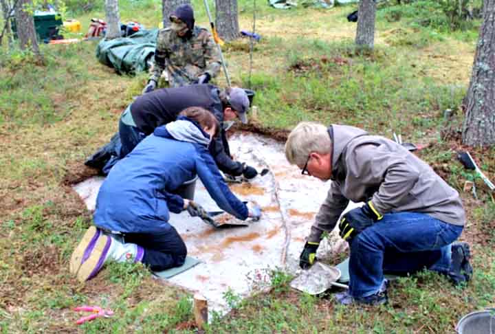 Apesar dos ossos e restos humanos terem se deteriorado no solo ácido ao longo dos milhares de anos, pedaços de cerâmicas, artefatos e alguns ossos de animais queimados foram preservados e encontrados no local. 