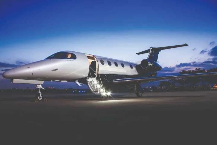 Além disso, a aeronave é capaz de voar a 45.000 pés (13.716 metros), impulsionada por dois motores.