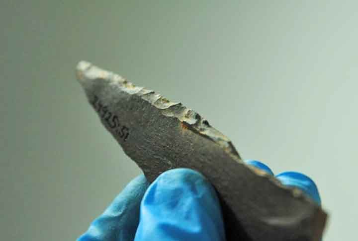 Os arqueólogos também desenterraram 127 poços profundos que acreditavam poder ter sido usados como túmulos. Alguns deles continham vestígios de materiais queimados. Além de ocre vermelho, um pigmento feito de ferro frequentemente encontrado em conexão com