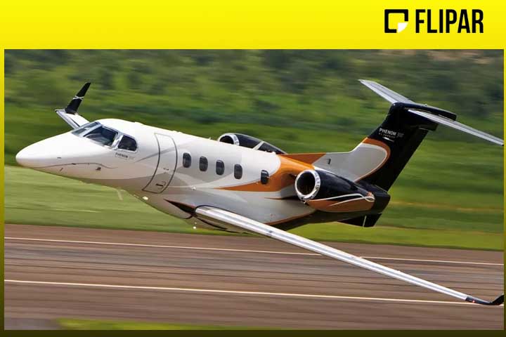 O Phenom 300E possui zonas de temperatura distintas para pilotos e passageiros, guarda-roupa, refreshment center, opções de comunicação de voz e dados e sistema de entretenimento.