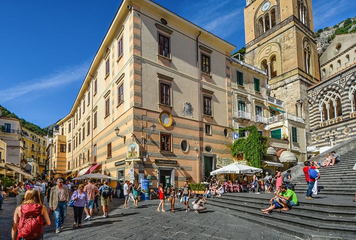 Itália - Capital Roma: 2,8 milhões de habitantes. 