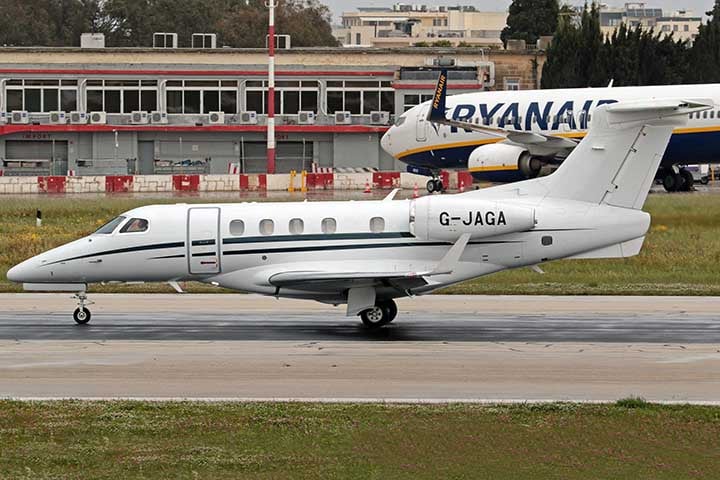 O preço inicial de um jato Phenom 300 é US$ 12,5 milhões, ou seja, mais de R$ 60 milhões em conversão direta. Encontramos o Phenom 300 E 2023, novo por US$ 14 milhões, o equivalente a R$ 67,2 milhões no catálogo do site Aeronaves à Venda.