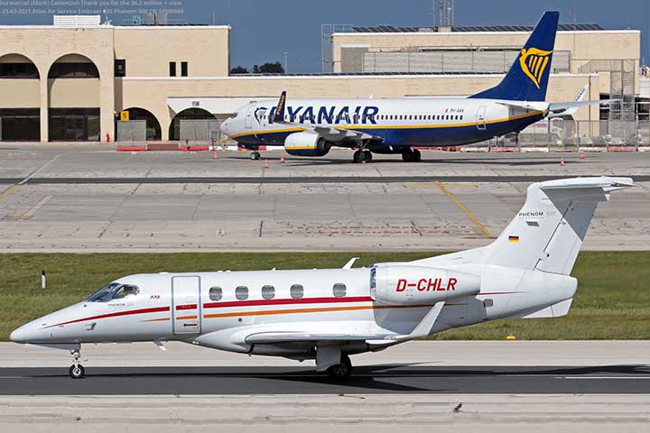 O Phenom 300E é capaz de atingir velocidades de até Mach 0,80, ou seja, 963 km/h, com a velocidade de cruzeiro média de 840km/h. 
