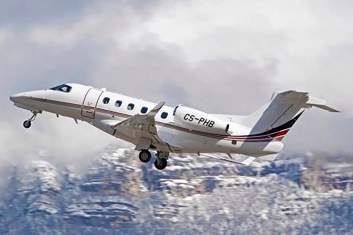 Ele possui uma cabine mais silenciosa do que nunca, tem a melhor altitude de cabine da categoria e agora oferece a tecnologia autothrottle para uma experiência de voo mais automatizada e intuitiva.