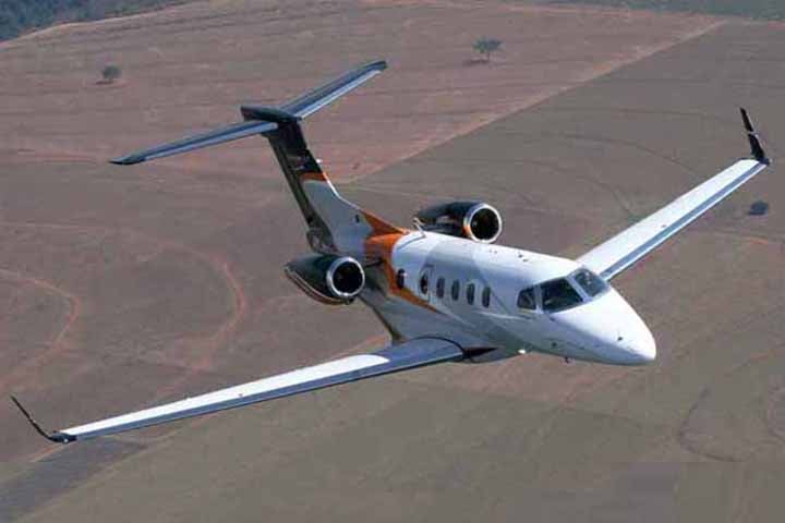 O empresário e apresentador de televisão Luciano Huck utiliza um Phenom 300 para cumprir seus constantes compromissos pelo Brasil. A aeronave de Huck tem autonomia de voo de 3.650 quilômetros e pode levar até 8 passageiros.