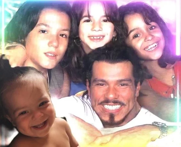 Ilha, Luã, Rayra e Petra - Esses são os nomes dos filhos do ator Maurício Mattar. Cada um tem uma mãe diferente. Ilha é filha do ator com a modelo Shay Dufau. Petra é filha da atriz Fabiana Sá.  Rayra é filha Flávia Graice, da família de lutadores Gracie.