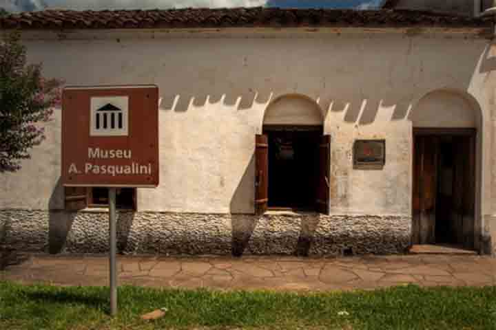 As características destes municípios que compõem a Quarta Colônia, como a beleza natural das suas paisagens, da abundância de água de seus rios e de suas cascatas.