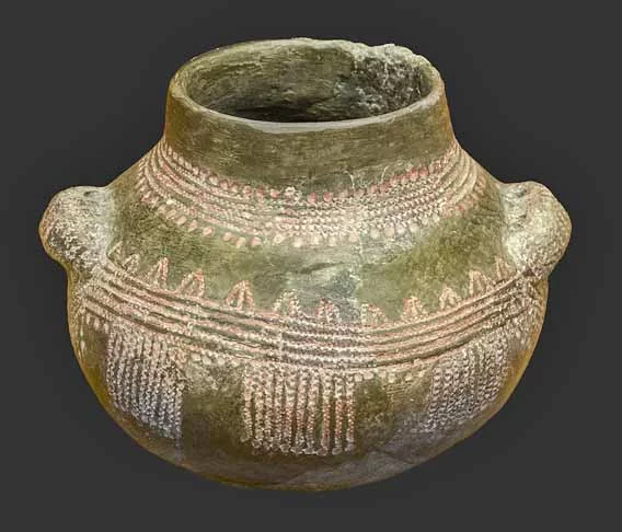 A divisão do trabalho, a construção de aldeias, que seriam organizações sociais e novos meios de transportes surgiram nessa época. Barcos, jangadas e botes possibilitaram a pesca em rios, lagos e mares. O metal começou a ser empregado em algumas aldeias.