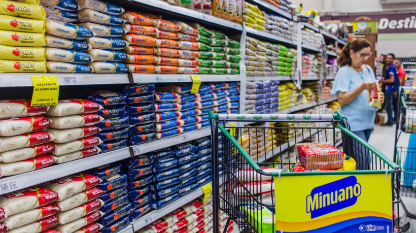 Redes varejistas apontam altas taxas cobradas pelas operadoras de vale-refei&ccedil;&atilde;o e alimenta&ccedil;&atilde;o.