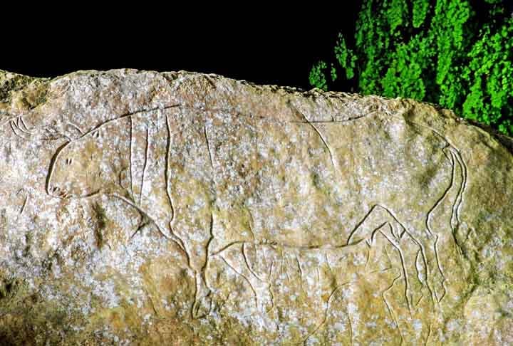 Esse período também teve produções artísticas, destacando-se as pinturas rupestres e pequenas obras de escultura. A arte pré-histórica pode ser parte do registro cotidiano do homem bem como ter finalidades ritualísticas. 