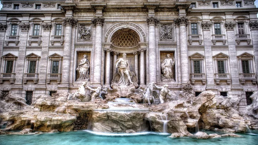Roma é a cidade mais visitada, repleta de atrações populares como o Coliseu e a Fontana di Trevi (foto) O Vaticano, sede da igreja católica, é um ponto turístico emblemático, tendo a Basílica de São Pedro e a famosa Capela Sistina.