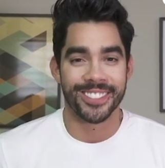 Gabriel Diniz - O cantor sul-matogrossense que estourou o hit Jenifer, popularizando o aplicativo Tinder, morreu na queda de um monomotor em Estância, no Sergipe, em 27/05/2019. Tinha 28 anos 