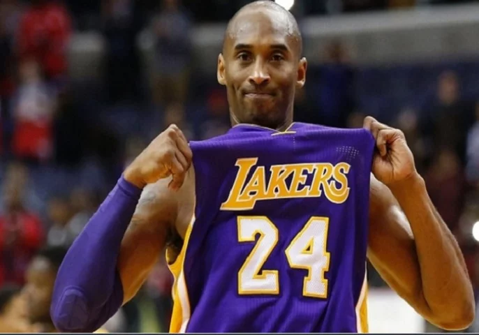Kobe Bryant - Um dos maiores nomes do basquete, jogou por toda a carreira no Los Angeles Lakers. Ele e a filha, Gianna, de 13 anos, morreram quando o  helicóptero que os transportava caiu numa região montanhosa em Calabasas, no sul da Califórnia., em 26/1