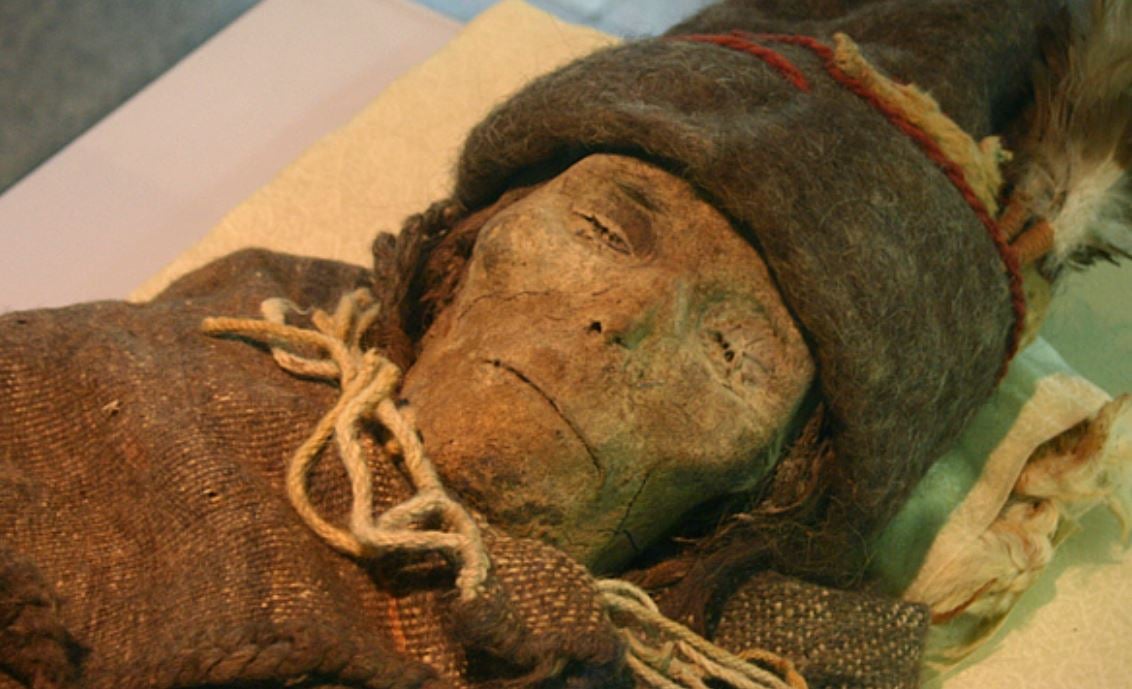 Diferentemente das múmias dos antigos egípcios, dos incas e de seus predecessores, onde tentava-se preservar artificialmente o corpo humano para a vida após a morte, as múmias de Tarim foram preservadas naturalmente. 