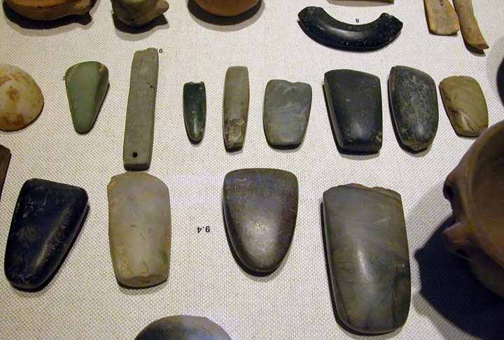 Em termos sociais, aldeias foram criadas e o sistema de trabalho foi dividido por sexo. Foram utilizados artefatos construídos de pedras polidas, que davam maior precisão ao corte dos instrumentos de caça, pesca e também de utilização cotidiana. Muitos fe