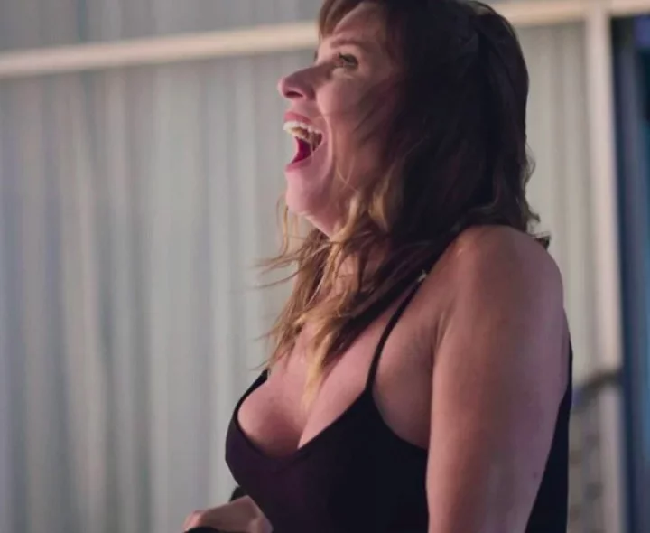 Depois de participações em Joia Rara (2013), A Regra do Jogo (2015) e Órfãos da Terra (2019), Burlamaqui se destacou como a personagem Aline na série Verdades Secretas II (foto).