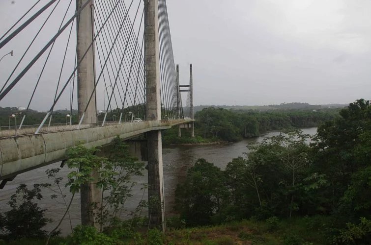 A conexão entre esses dois locais é facilitada por uma ponte que passa sobre o rio e interliga a cidade de Oiapoque à Saint-Georges-de-l’Oyapock. Acertou quem pensou na Guiana Francesa.