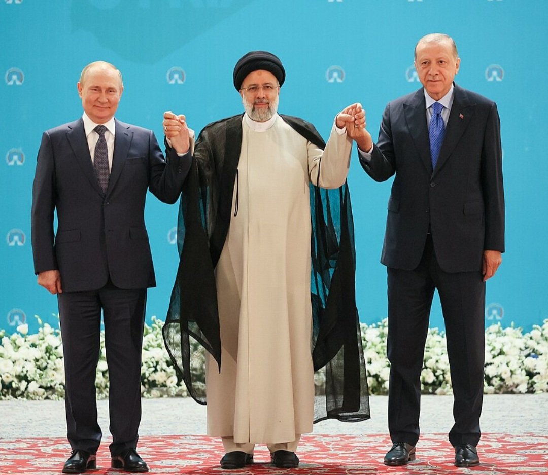 Além do presidente do Irã, morreram um chanceler do país, o governador do Azerbaijão Oriental e um líder religioso. Líderes de diversos países emitiram notas de pesar, inclusive o presidente Lula e o presidente da Rússia, Vladimir Putin (na foto, à esquer