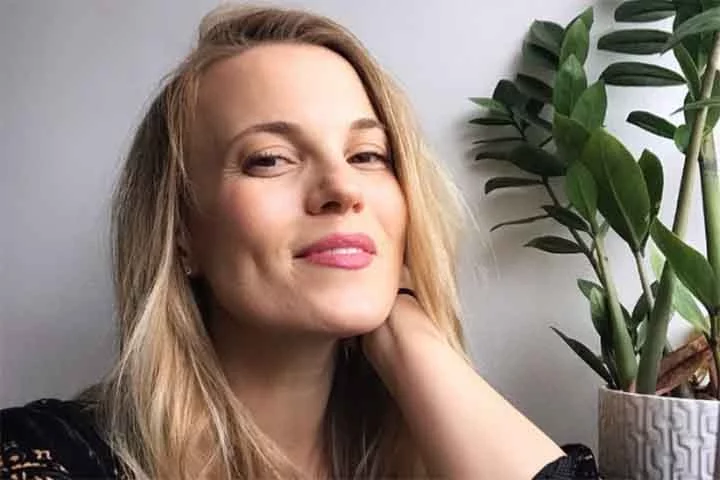 Mollie Marriott, uma das quatro filhas do guitarrista e vocalista, trava uma luta para impedir que as gravações se concretizem. 
