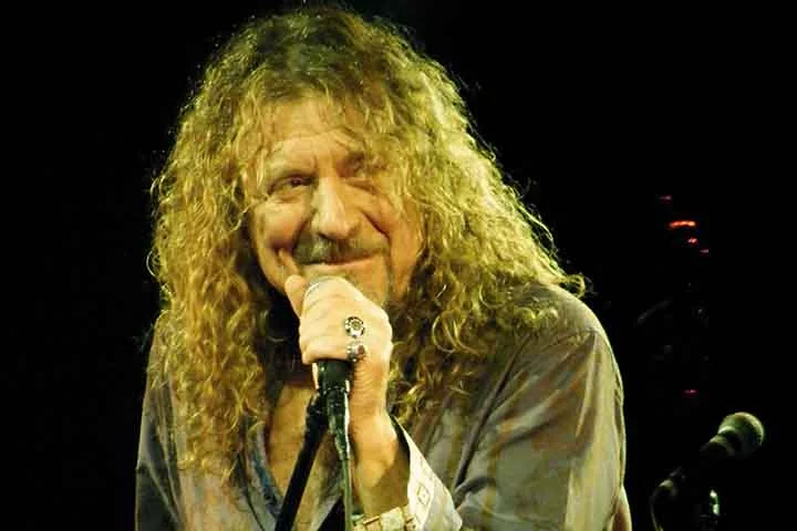 Robert Plant, célebre vocalista do Led Zeppelin, engrossou o coro da filha de Marriott.

