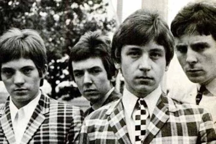 O artista inglês teve sua primeira banda aos 12 anos. Entre 1965 e 1968, ele fez parte da The Small Faces, à qual retornou para um novo período, de 1975 a 1978. 

