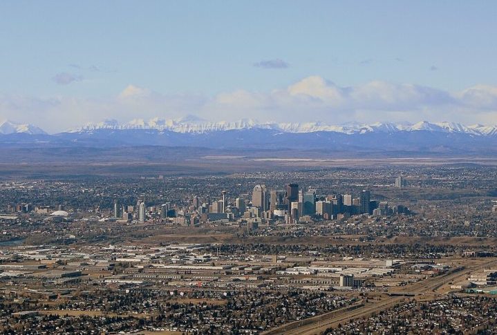 Calgary é famosa por oferecer uma variedade de atividades ao ar livre durante todo o ano, como esqui, caminhadas e ciclismo. Com isso, combina uma atmosfera urbana vibrante com fácil acesso às maravilhas naturais da região, como as Montanhas Rochosas.