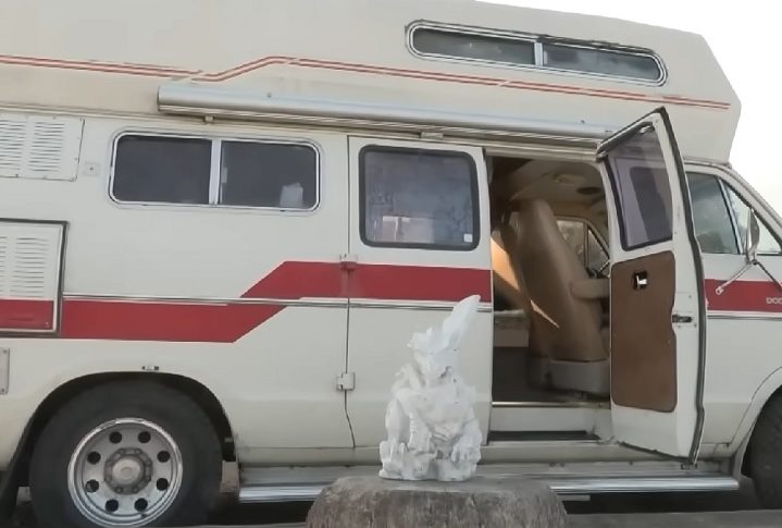 De acordo com a imprensa canadense, Tim não é o único estudante que vem sofrendo com os preços dos alugueis em Vancouver. Em 2022, a CTV News mostrou a história de um aluno que vivia numa caravana perto do campus da faculdade.