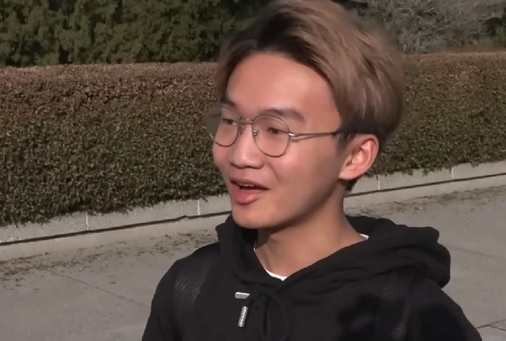 Um canal de notícias local divulgou um vídeo contando a história do rapaz, que ganhou repercussão na internet.