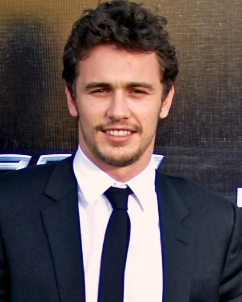 A carreira do ator e diretor James Franco é marcada por polêmicas, prêmios e papéis marcantes; relembre os momentos marcantes desse artista nesta galeria do FLIPAR!