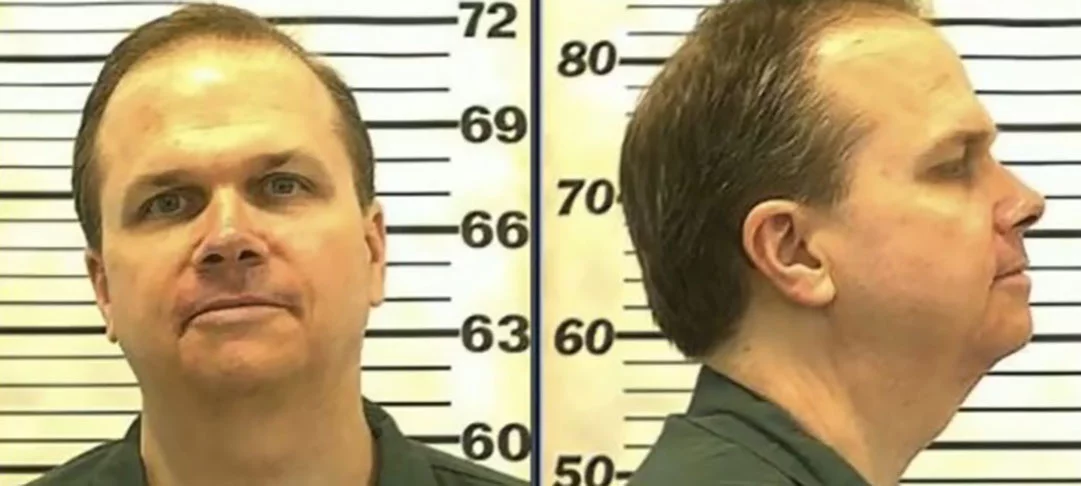 Mark Chapman se dizia fã do cantor. Lennon o atendeu na saída do edifício Dakota, onde morava, foi para o estúdio com a esposa Yoko Ono e, ao voltar, foi baleado pelo criminoso que o aguardava na porta. Dos 5 tiros, 4 atingiram Lennon: dois nas costas e dois nos ombros.   