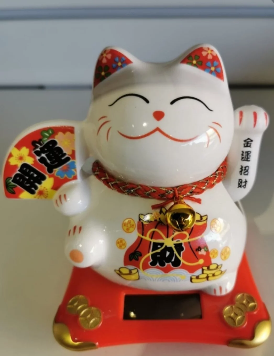 Maneki Neko- Conhecido também como gatinho da sorte, este é um amuleto japonês que representa fortuna e boas oportunidades. Pode ser encontrado em lojas japonesas, feito de cerâmica, plástico ou porcelana. Geralmente retratado com uma pata levantada, simboliza convite para boa sorte e negócios prósperos. Suas cores variadas têm significados diferentes: branco para sorte, preto para proteção e vermelho para saúde