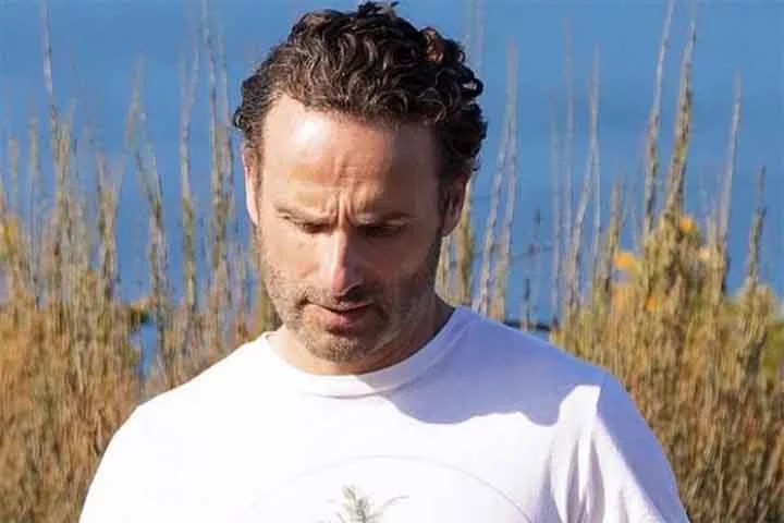 Trata-se de  Cameron Bloom, um homem de família, cuja esposa Sam (Naomi Watts) fica subitamente paralisada da cintura para baixo após um grave acidente durante as férias na Tailândia.