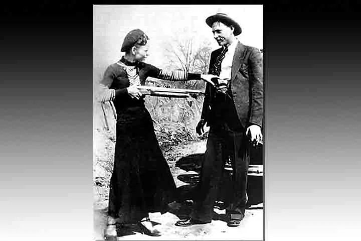 Bonnie Elizabeth Parker e Clyde Chestnut Barrow foi um casal de criminosos americanos que viajava pela região central dos Estados Unidos, com sua gangue, durante a Grande Depressão, roubando e matando pessoas quando encurralados ou confrontados. 