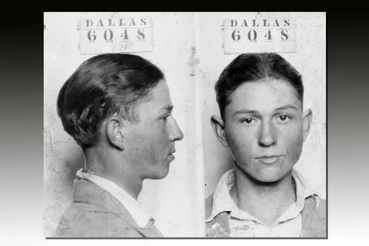 Nascido em uma família pobre de pequenos fazendeiros, Clyde começou seu envolvimento com a polícia e o crime desde cedo. Aos 16 anos, foi preso pela primeira vez ao fugir de um policial quando interpelado a respeito de um carro alugado em sua posse. Ele não havia devolvido à locadora no prazo. 