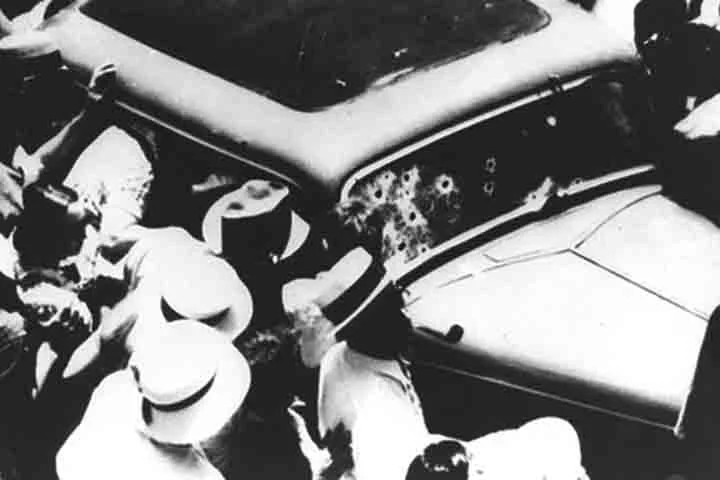 Moore foi o primeiro policial que Clyde e sua gangue mataram. Ao todo, eles assassinaram nove integrantes da corporação. Por mais de dois anos, eles fugiram e foram perseguidos em diferentes partes do país, como Texas, Oklahoma, Louisiana, Arkansas e Illinois. Os crimes continuaram e se tornaram cada vez mais violentos.