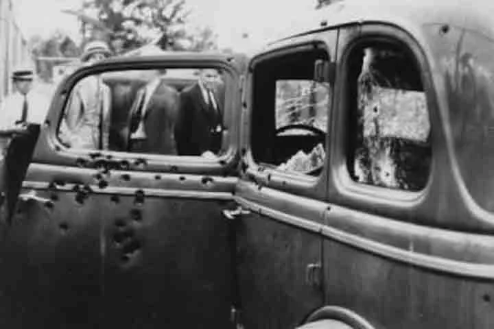 Em 30 de abril de 1932, Clyde foi o motorista da fuga em um assalto em Hillsboro, no qual o dono da loja JN Bucher foi baleado e morto. A esposa de Bucher identificou Clyde pelas fotos da polícia, embora ele tivesse permanecido dentro do carro.