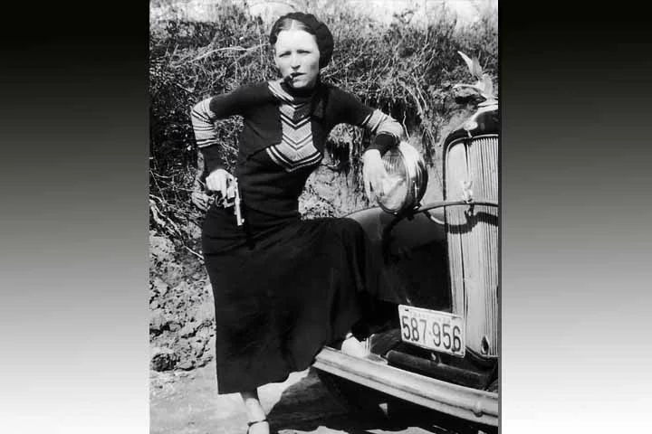 Em 1930, trabalhando como garçonete, ela conheceu o homem que mudaria completamente sua vida. Ao lado de Clyde Barrow, viveu uma onda de crimes e aventuras que a tornaria famosa por gerações.