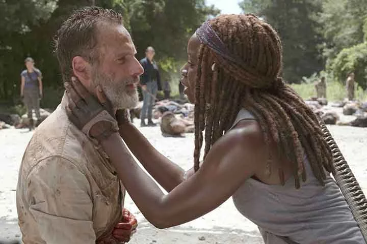 No entanto, devido à pandemia, os filmes foram adiados. Em 22 de junho de 2022, durante o painel The Walking Dead da AMC, na San Diego Comic-Con, foi anunciado que a Trilogia Rick Grimes foi substituída por uma minissérie de 6 horas, Nela, Lincoln e Danai Gurira irão reprisar seus personagens: Rick Grimes e Michonne.