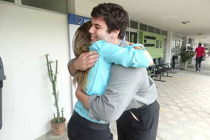 Esses benefícios seriam oriundos da liberação de ocitocina no sangue. O hormônio é gerado no hipotálamo e já foi chamado de “hormônio do amor”, pelas sensações positivas que promove. 
