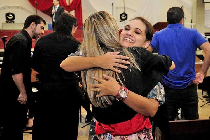 Estudos indicam que o abraço pode aliviar dores emocionais, auxiliando também na melhoria da saúde mental. 
